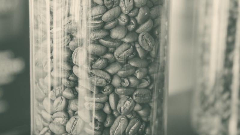 Kaffee richtig lagern: Vakuumdosen, Gefrierfach und die Lagerfeinde