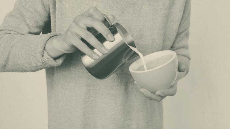 Milchkännchen (Pitcher) kaufen: Warum die Schnauze über die Latte Art entscheidet