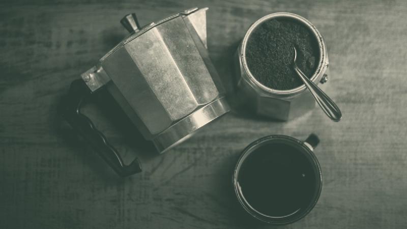 Espresso ohne 1000-Euro-Maschine: Moka Pot vs. Handhebler