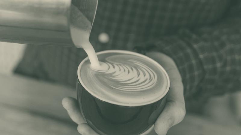 Beste Milch für Latte Art: Warum Bio-Rohmilch schwer zu schäumen ist