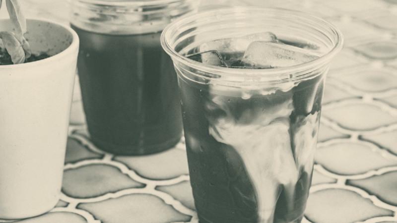 Iced Latte und Freddo: Sommerliche Kaffeeklassiker in ihrer Grundform