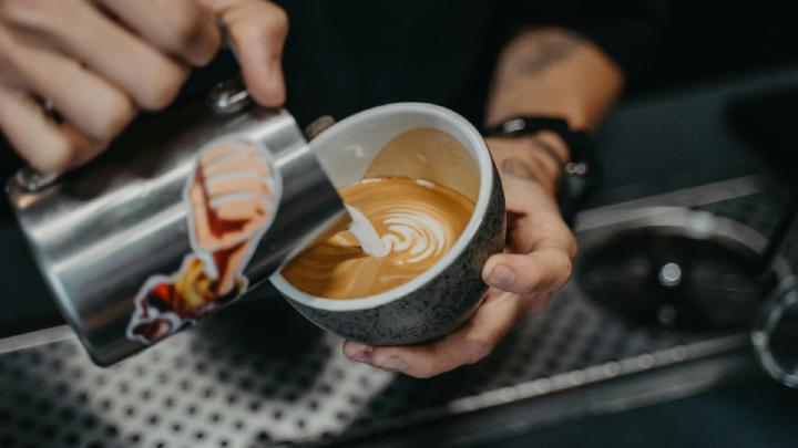 Free Pour vs. Etching: Warum das freie Gießen die Königsdisziplin ist