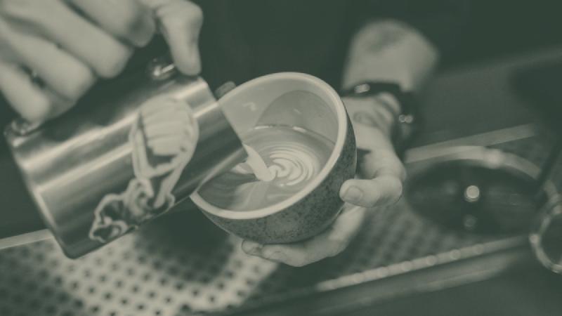 Free Pour vs. Etching: Warum das freie Gießen die Königsdisziplin ist