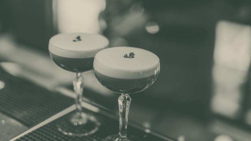 Der Espresso Martini: Crema als Schlüssel zur perfekten Schaumkrone