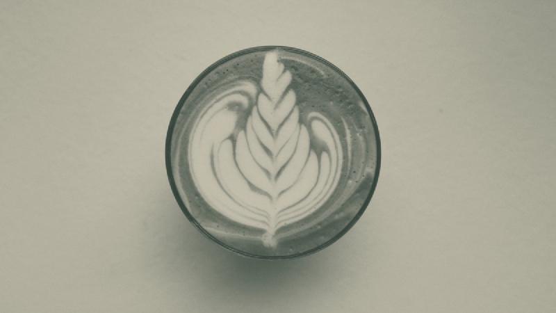 Latte Art Rosetta: Der seitliche Schwung und seine Regeln