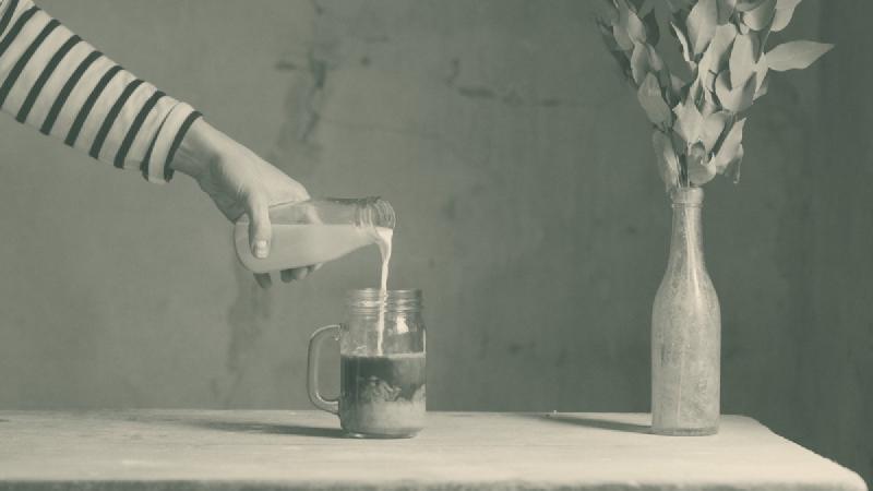 Pflanzenmilch flockt im Kaffee — Barista-Editionen vs. normale Pflanzenmilch im Vergleich